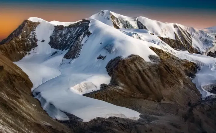 唐古拉山脉的主峰 觉纳摸补峰,海拔6141m 念青东的核心地区 西藏最后