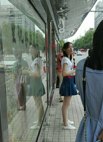 公交站台美女回头一瞥,令人小心脏一跳.哈!
