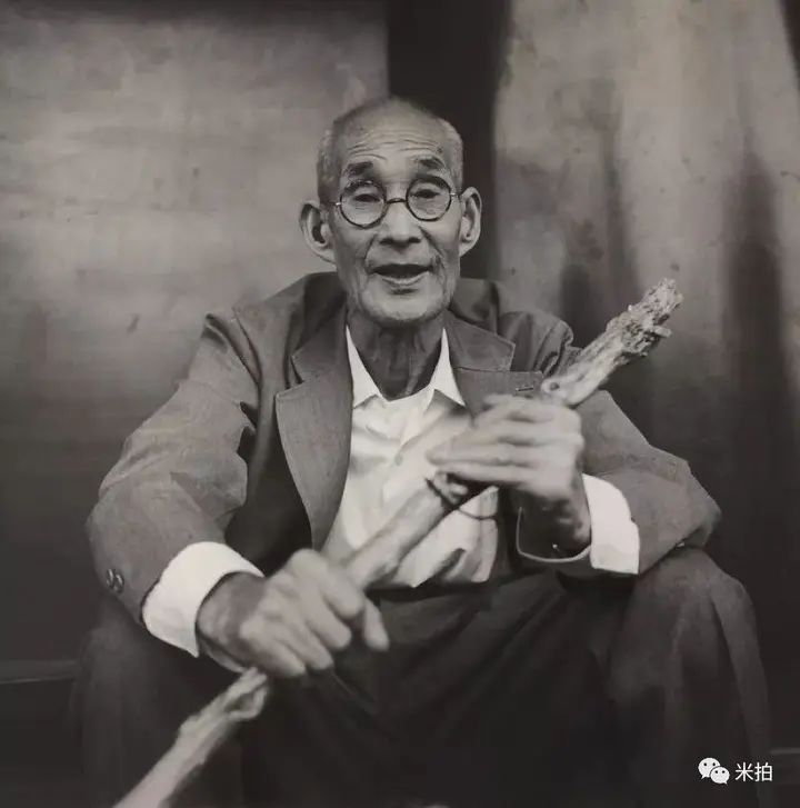 一台相机一堵墙这个日本人拍了45年陌生人