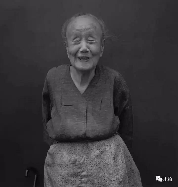 一台相机一堵墙这个日本人拍了45年陌生人