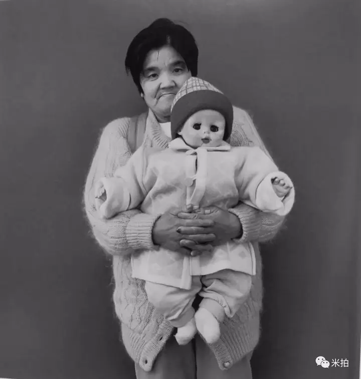 一台相机一堵墙这个日本人拍了45年陌生人