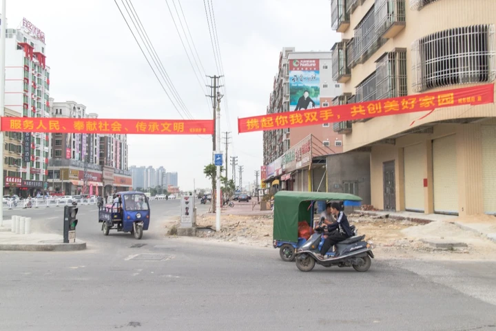 条幅,是这片土地独有的社会景观。