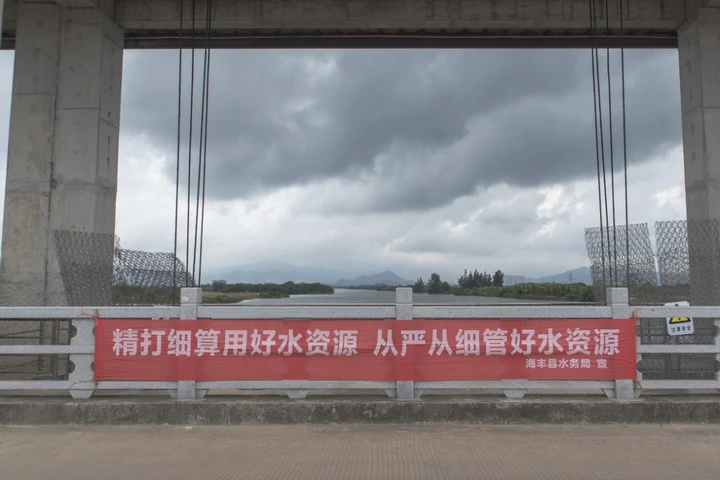 条幅,是这片土地独有的社会景观。