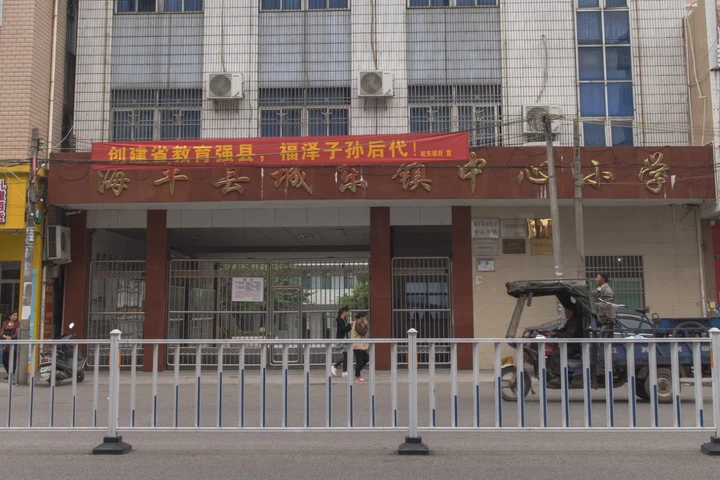 条幅,是这片土地独有的社会景观。