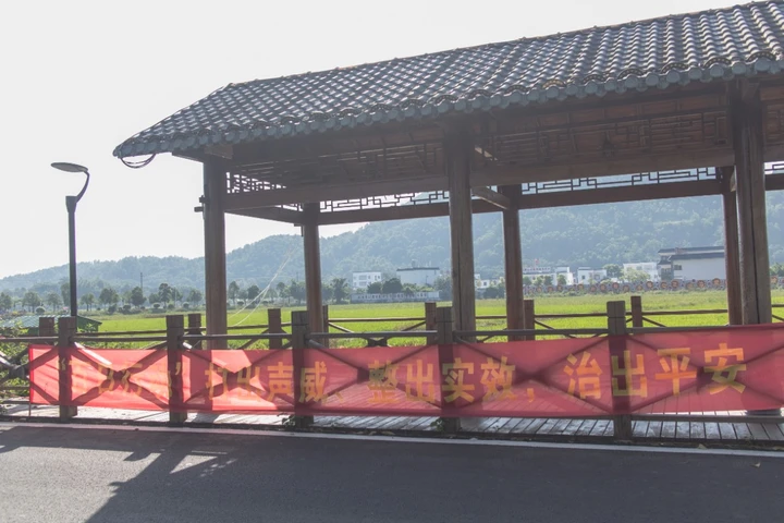 条幅,是这片土地独有的社会景观。