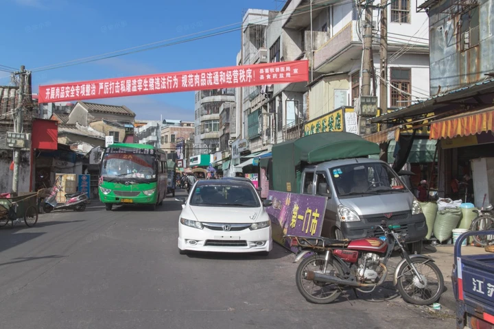 条幅,是这片土地独有的社会景观。