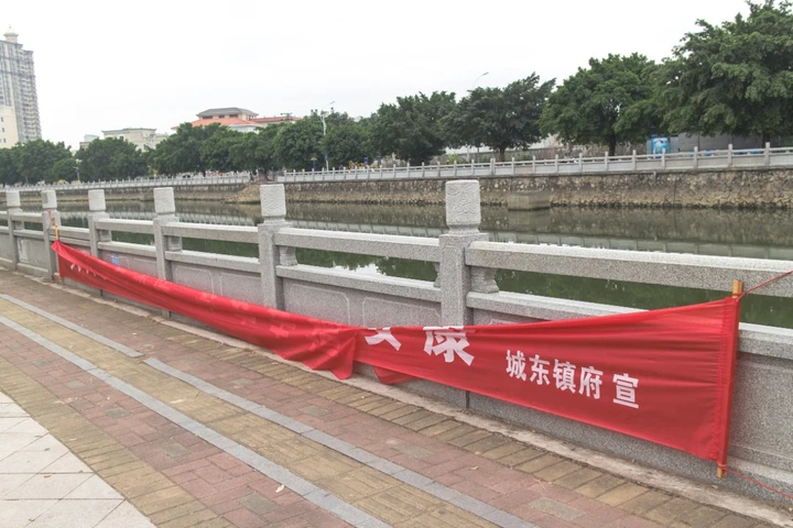 条幅,是这片土地独有的社会景观。