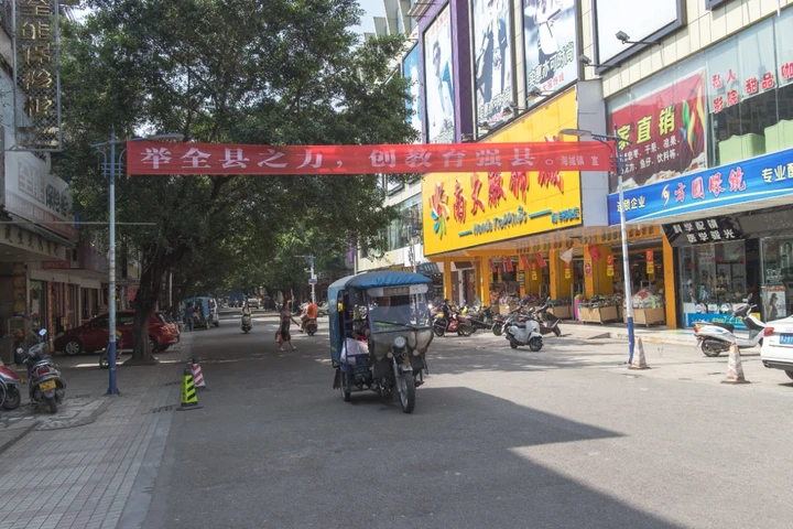 条幅,是这片土地独有的社会景观。