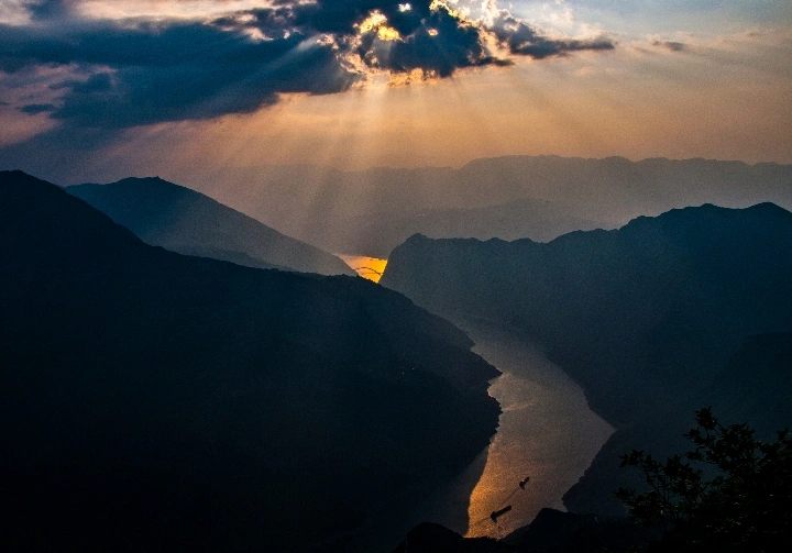 绝美三峡：“黄金水道”惊现“黄金景观”