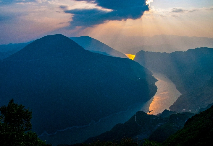 绝美三峡：“黄金水道”惊现“黄金景观”