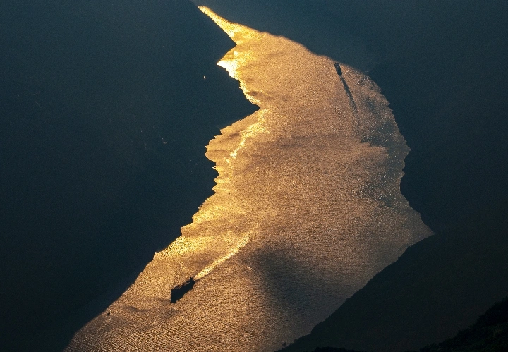 绝美三峡：“黄金水道”惊现“黄金景观”