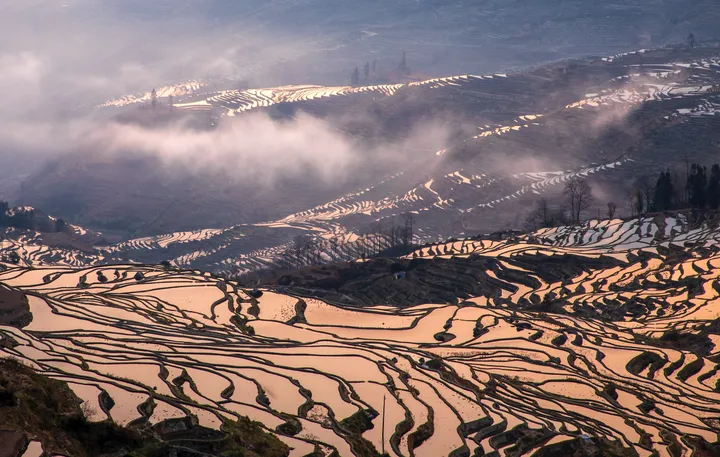 山丘上的“天空之镜”