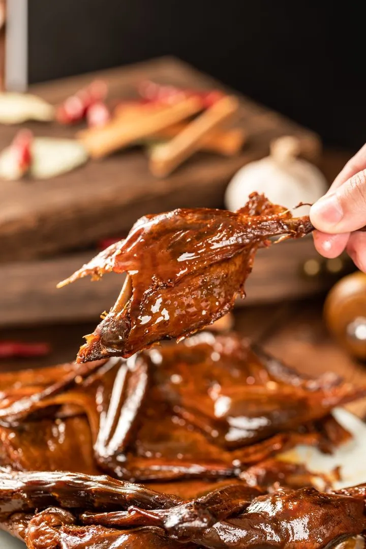 吮指手撕鸭的做法