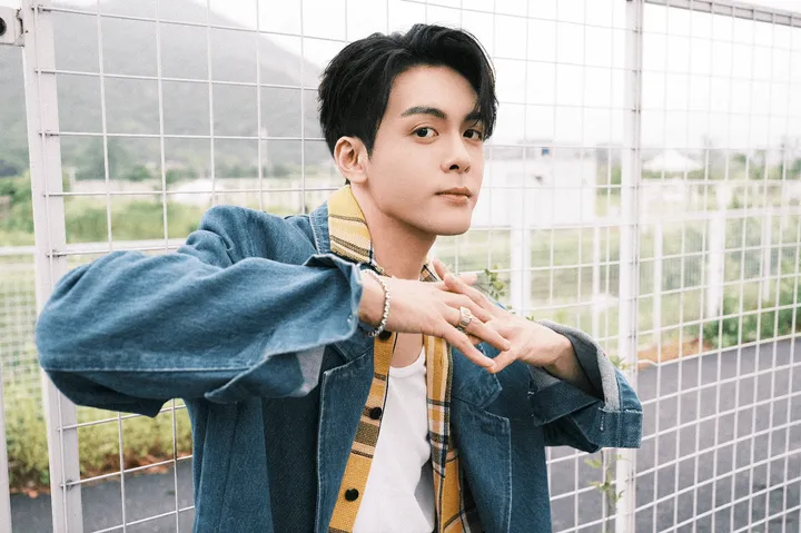 曾舜晞休闲运动风