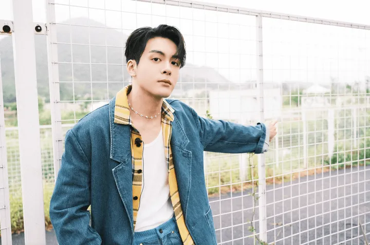 曾舜晞休闲运动风