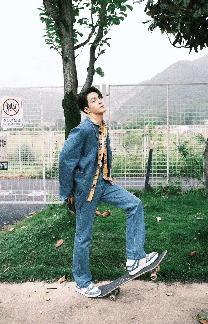 曾舜晞休闲运动风