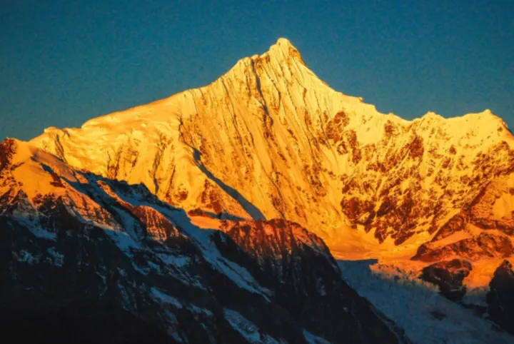 绝美曝光！那些让人魂牵梦绕的日照金山秘境！