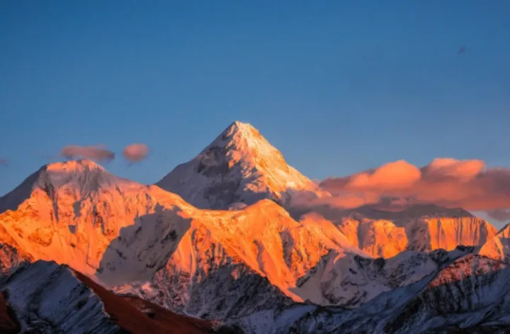 绝美曝光！那些让人魂牵梦绕的日照金山秘境！
