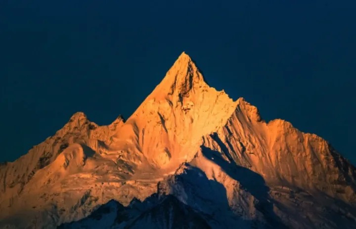 绝美曝光！那些让人魂牵梦绕的日照金山秘境！