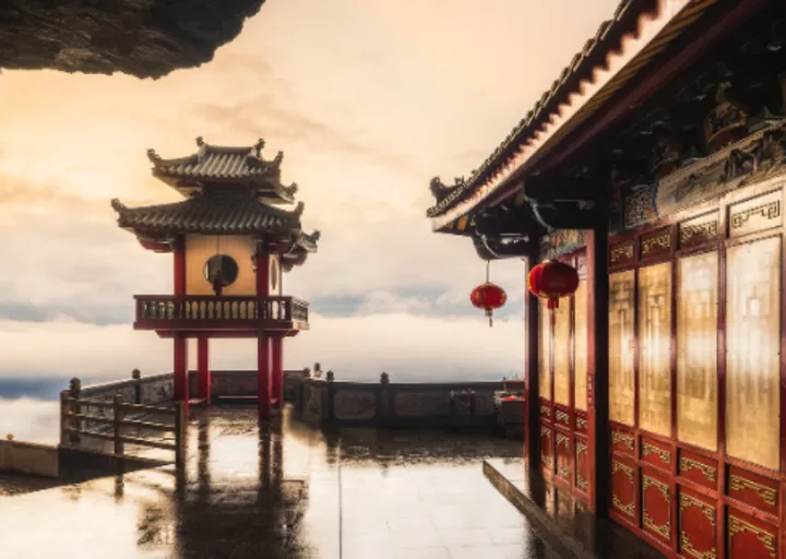 立于悬崖上的千年古刹