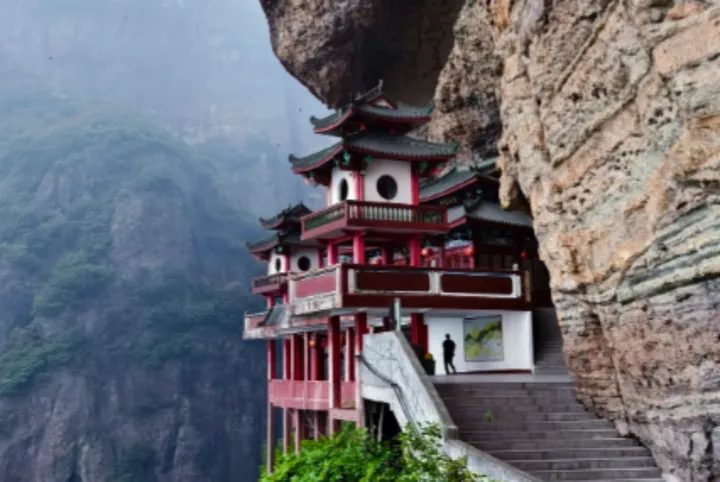 立于悬崖上的千年古刹