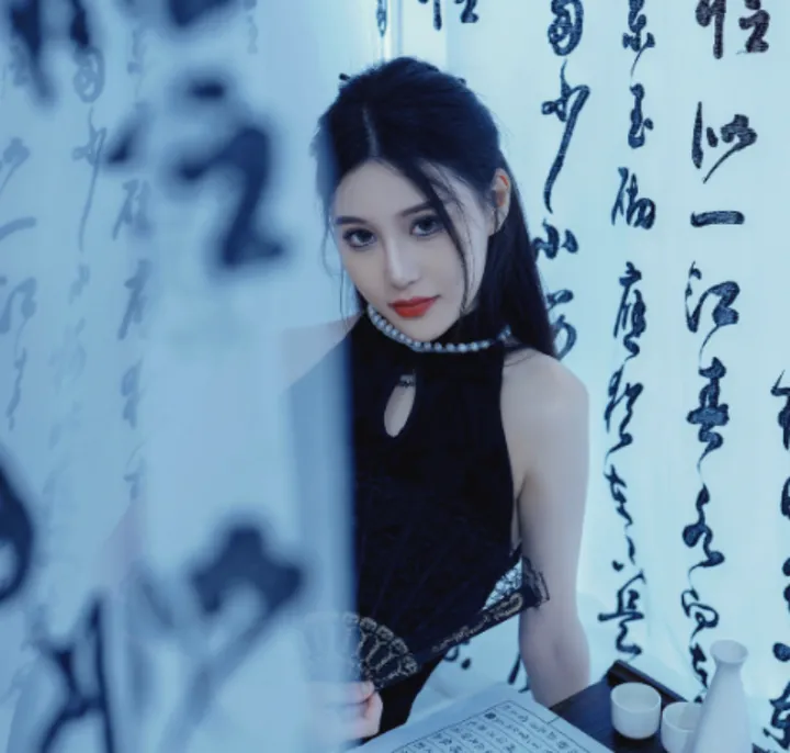 新中式旗袍,织就时代跨界之美