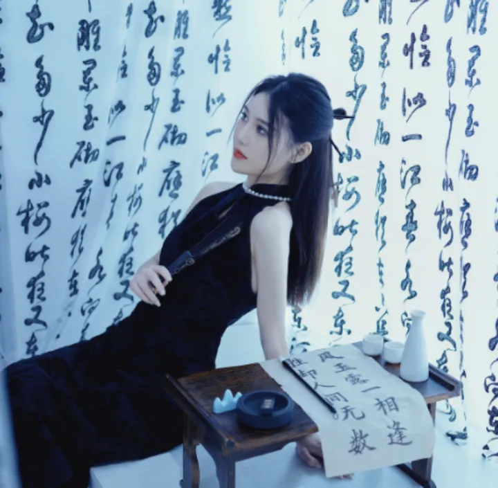 新中式旗袍,织就时代跨界之美