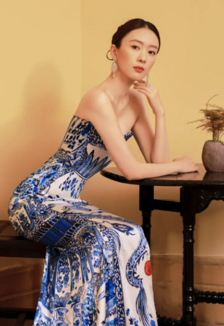 童瑶将青花瓷穿在了身上