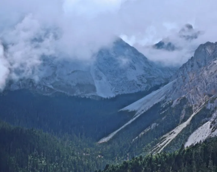 云端之上的阿布吉措