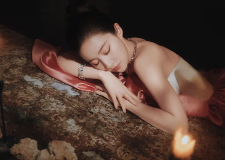 刘亦菲是首届金鹰女神