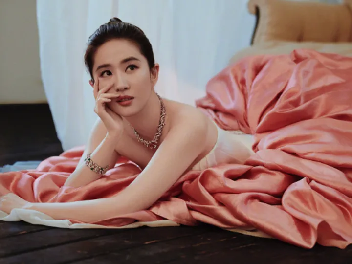 刘亦菲是首届金鹰女神