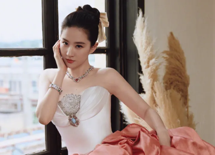 刘亦菲是首届金鹰女神