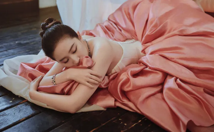 刘亦菲是首届金鹰女神