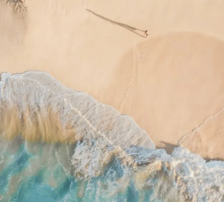 揭秘夏日凉爽穿衣法：为何红色衣服更胜一筹？