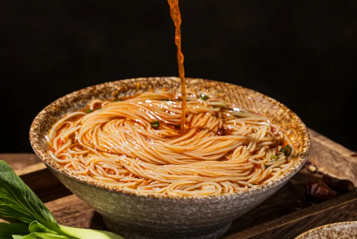 四川酸辣粉:传统美食的现代演绎