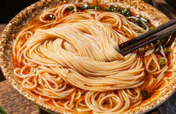 四川酸辣粉:传统美食的现代演绎