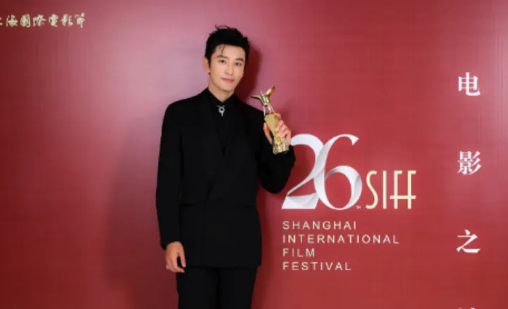 黄晓明：在挑战中寻找阳光，荣获金爵奖最佳男演员