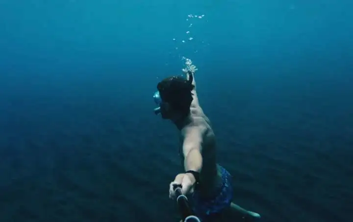 人类无装备深潜的极限