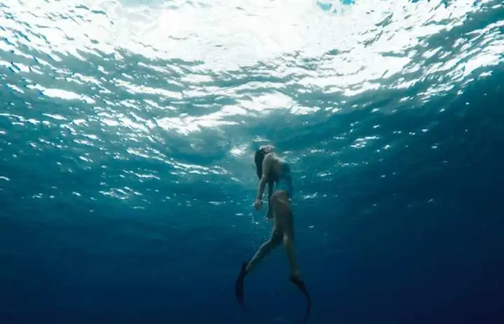 人类无装备深潜的极限