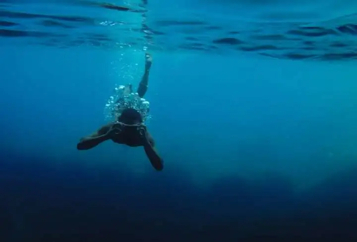 人类无装备深潜的极限