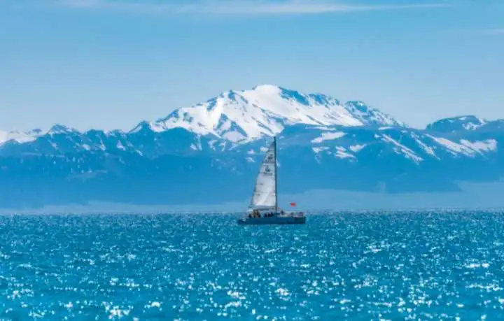 湖光山色的浪漫之旅