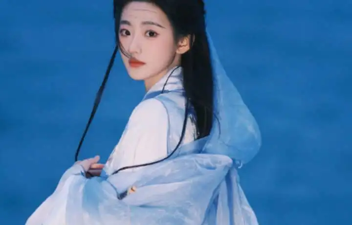 杨雨潼乌发垂目抚花枝
