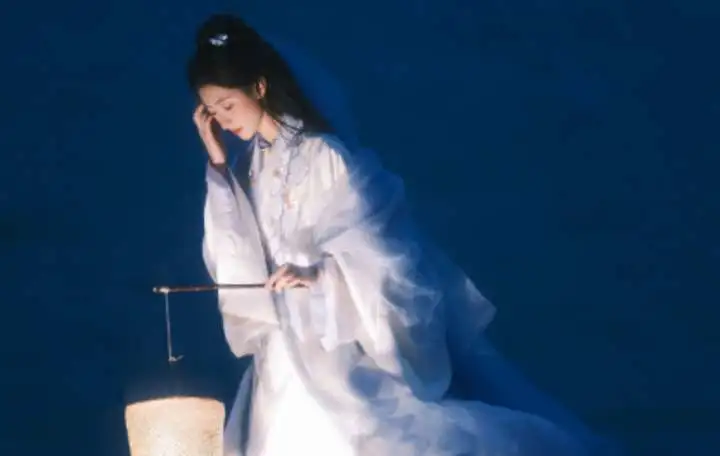 杨雨潼乌发垂目抚花枝