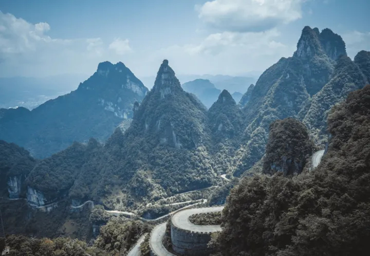 探秘盘山公路:为何它能征服险峻,守护每一程平安