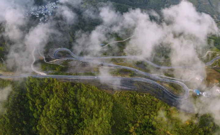探秘盘山公路:为何它能征服险峻,守护每一程平安