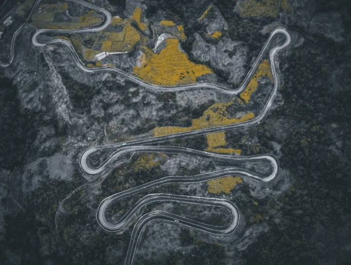 探秘盘山公路:为何它能征服险峻,守护每一程平安