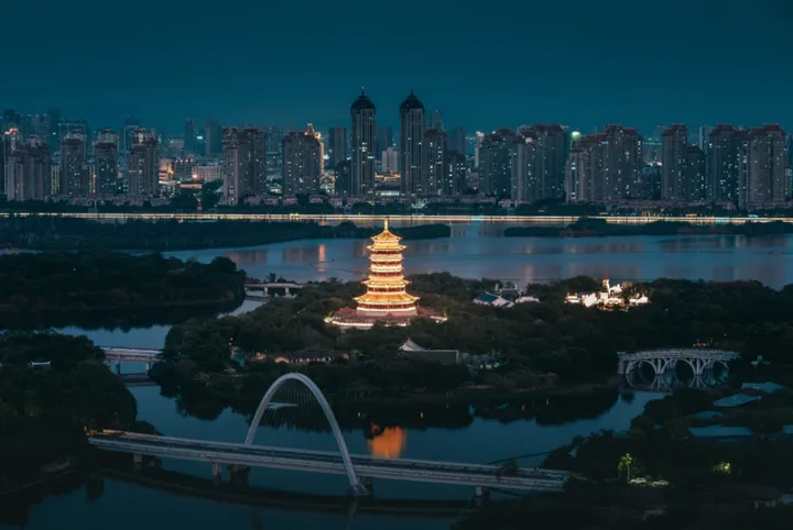 置身杏林阁，领略园博苑的无限风光