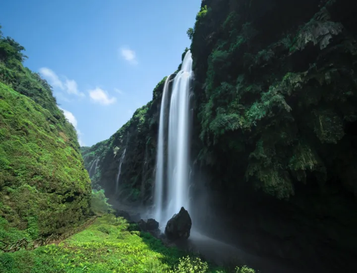 峡谷秘境与湖中幻堡