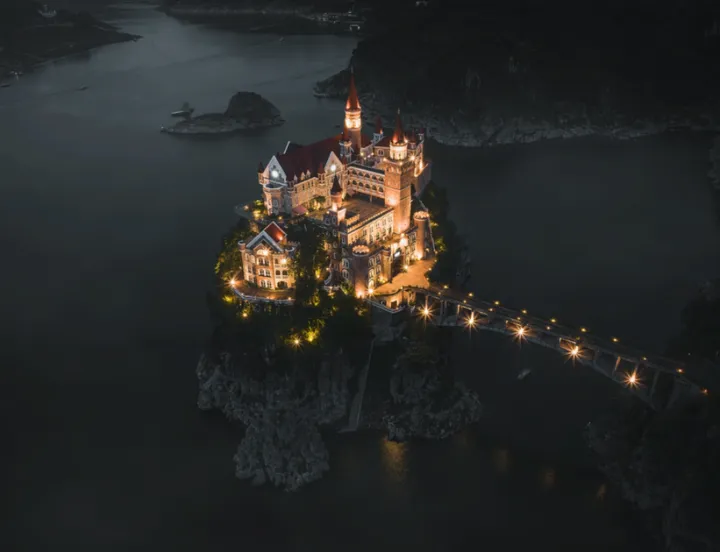 峡谷秘境与湖中幻堡