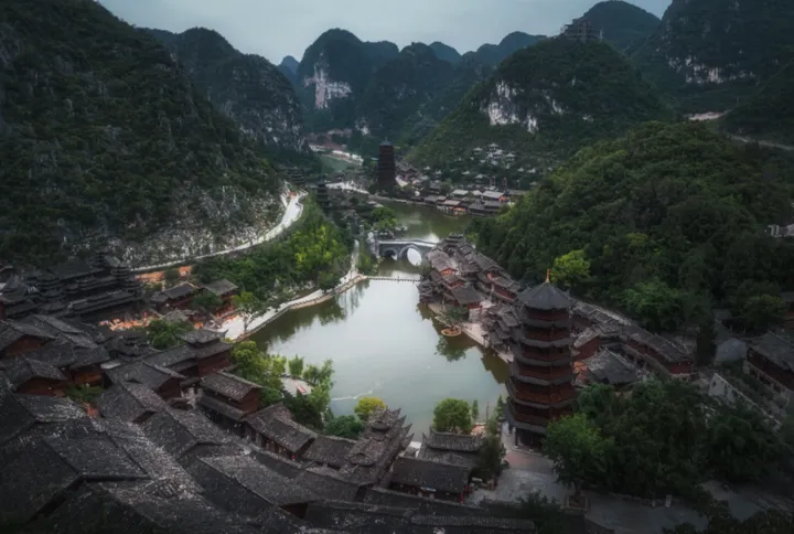 峡谷秘境与湖中幻堡